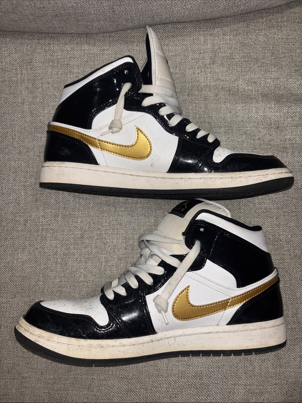 Air Jordan 1 Mid SE Patent Black Gold